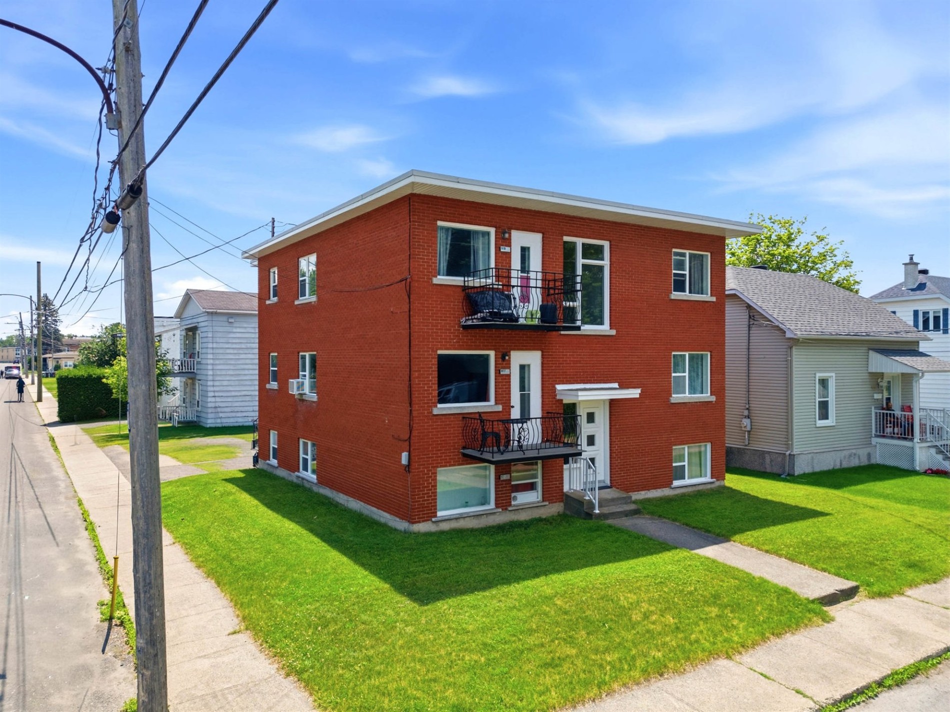 915-919 Rue du Frère-André — photo 1