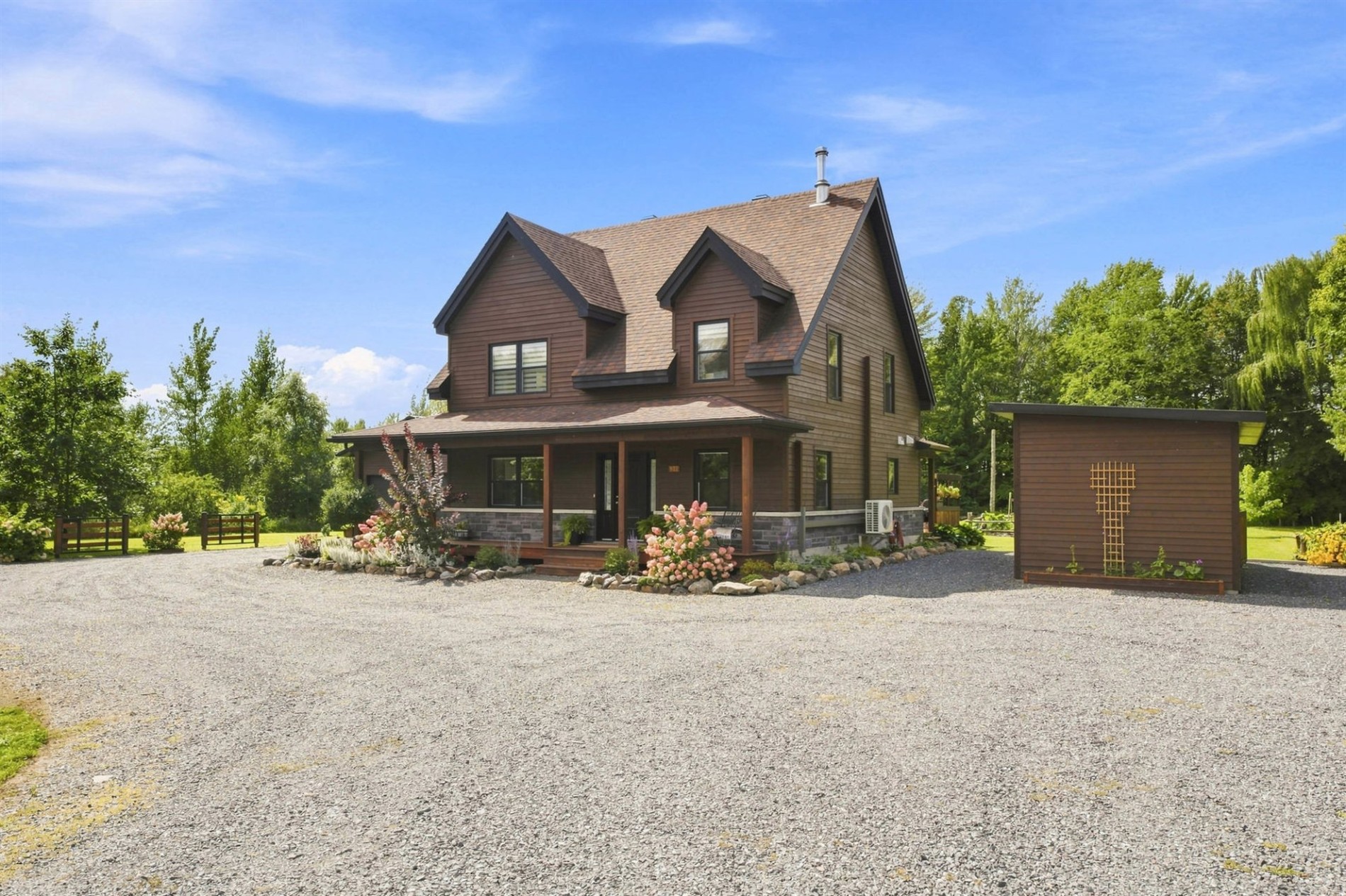 915 Ch. de Milton — photo 1