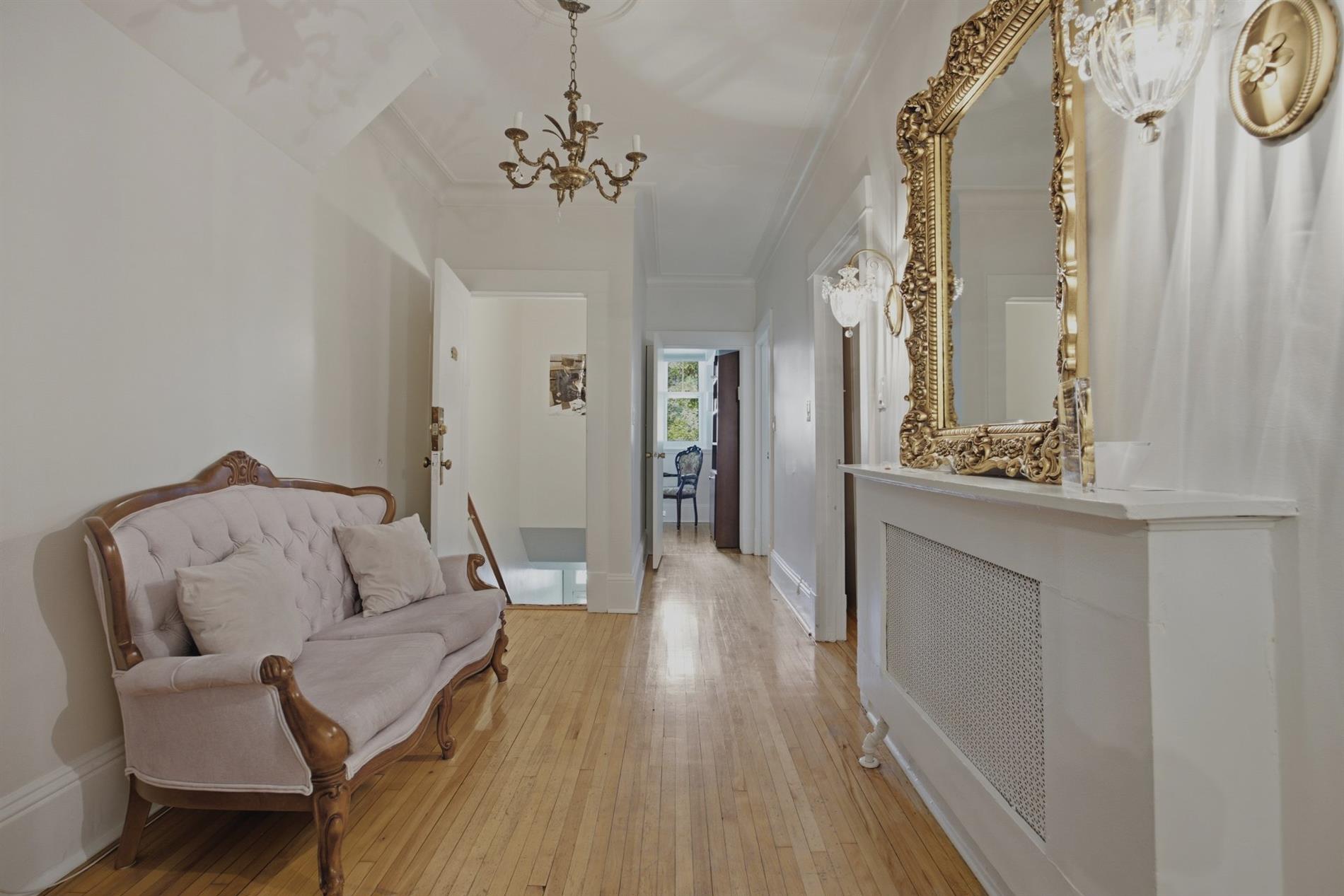 6065 Av. Durocher — photo 3