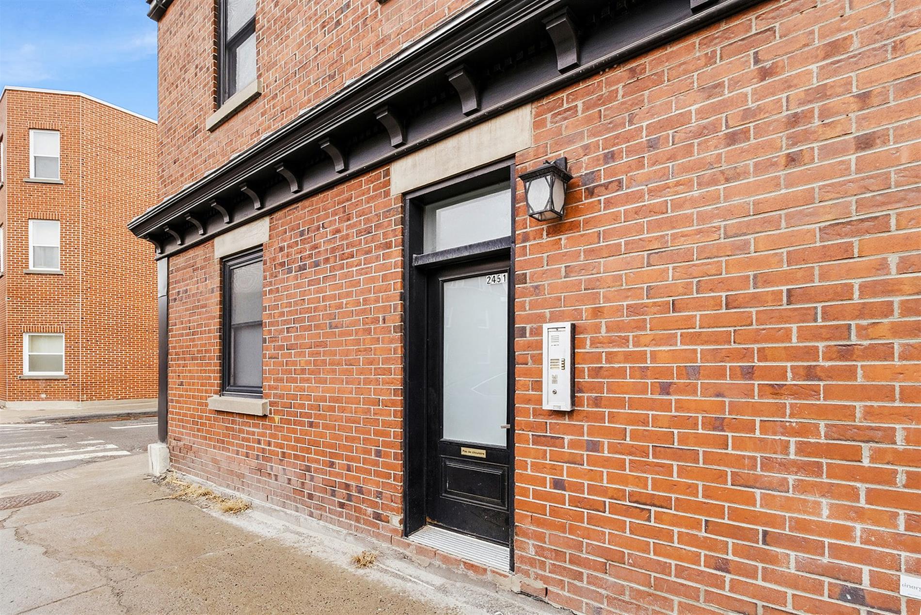2451 Rue Ste-Catherine E. — photo 3