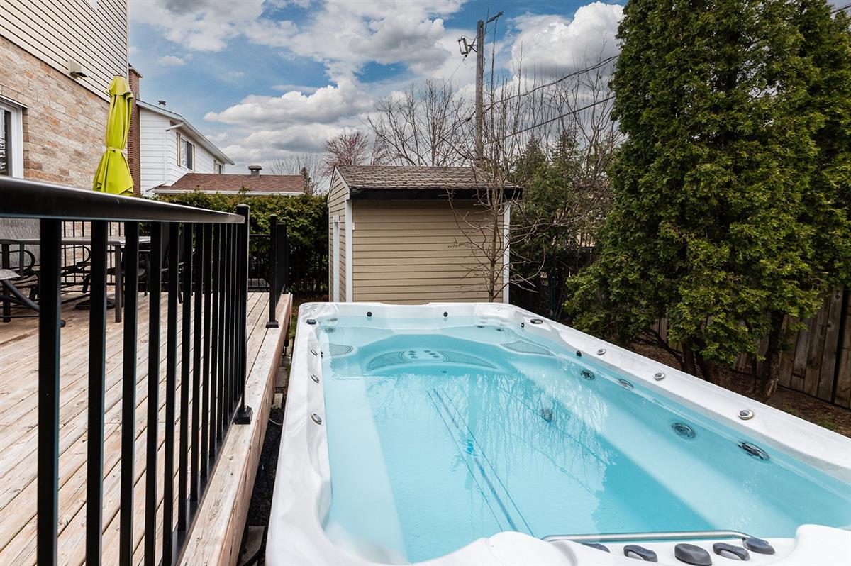 HOT TUB