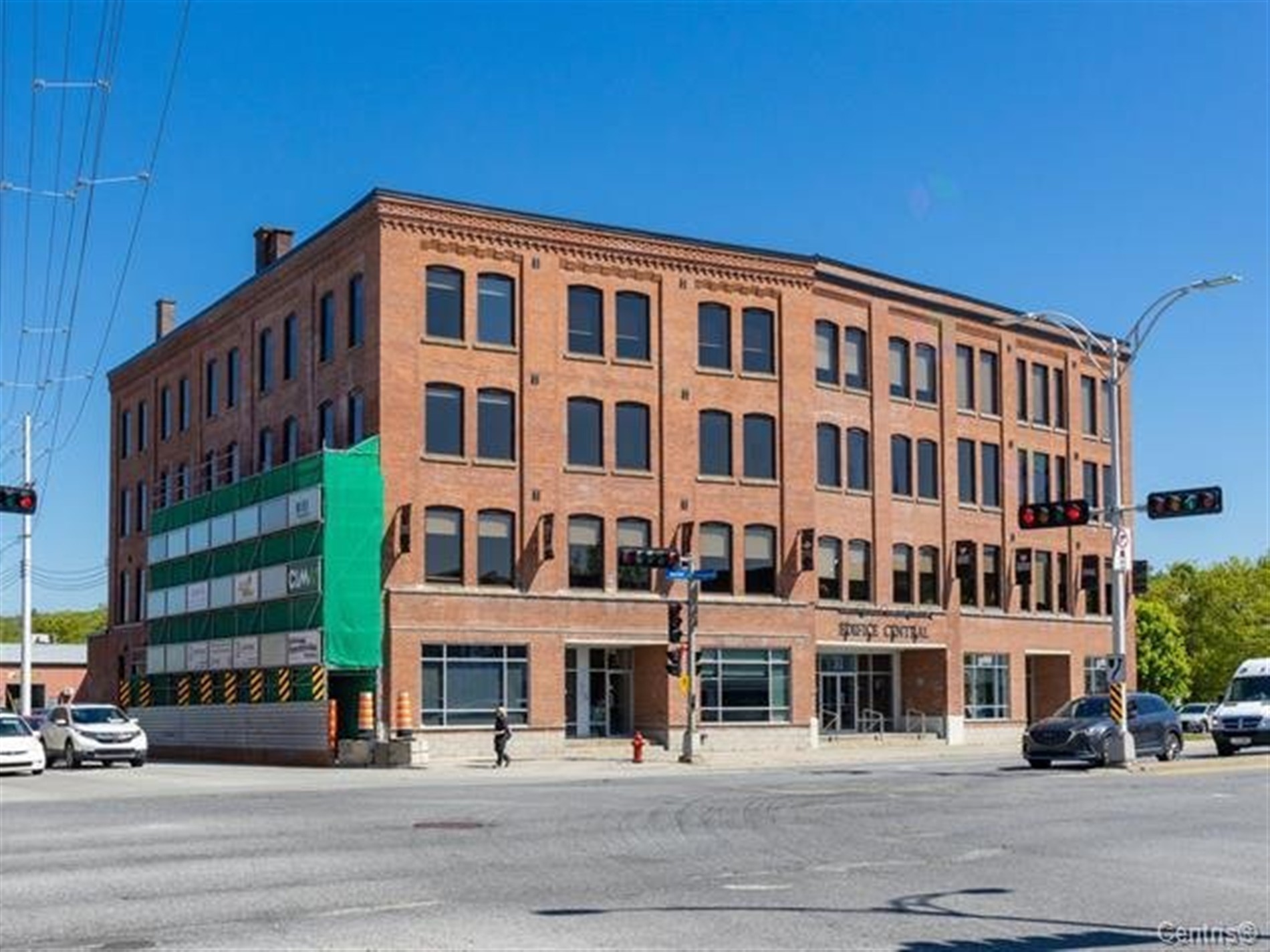 202-31 Rue King O. — photo 1
