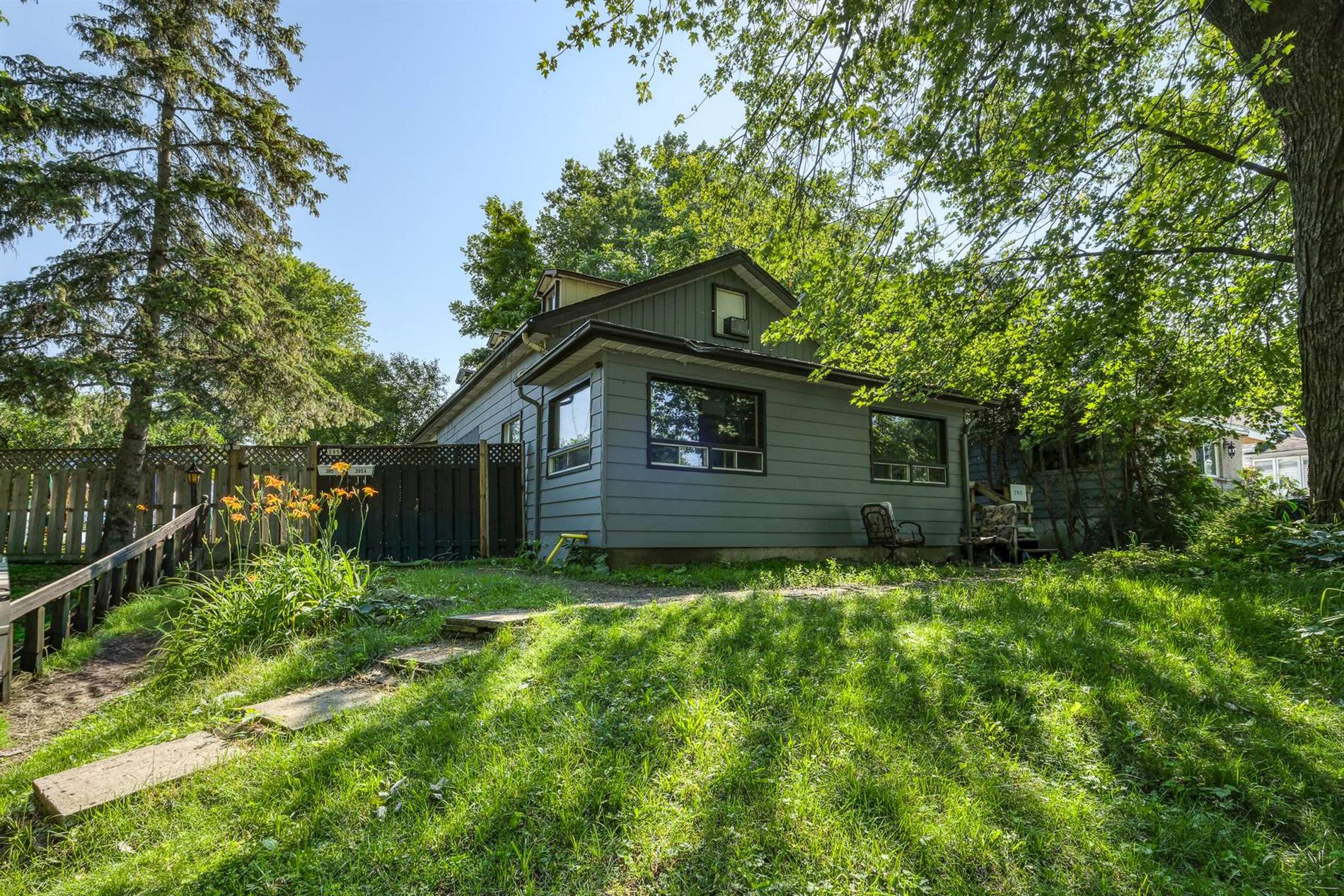 395-395A 41e Avenue — photo 1