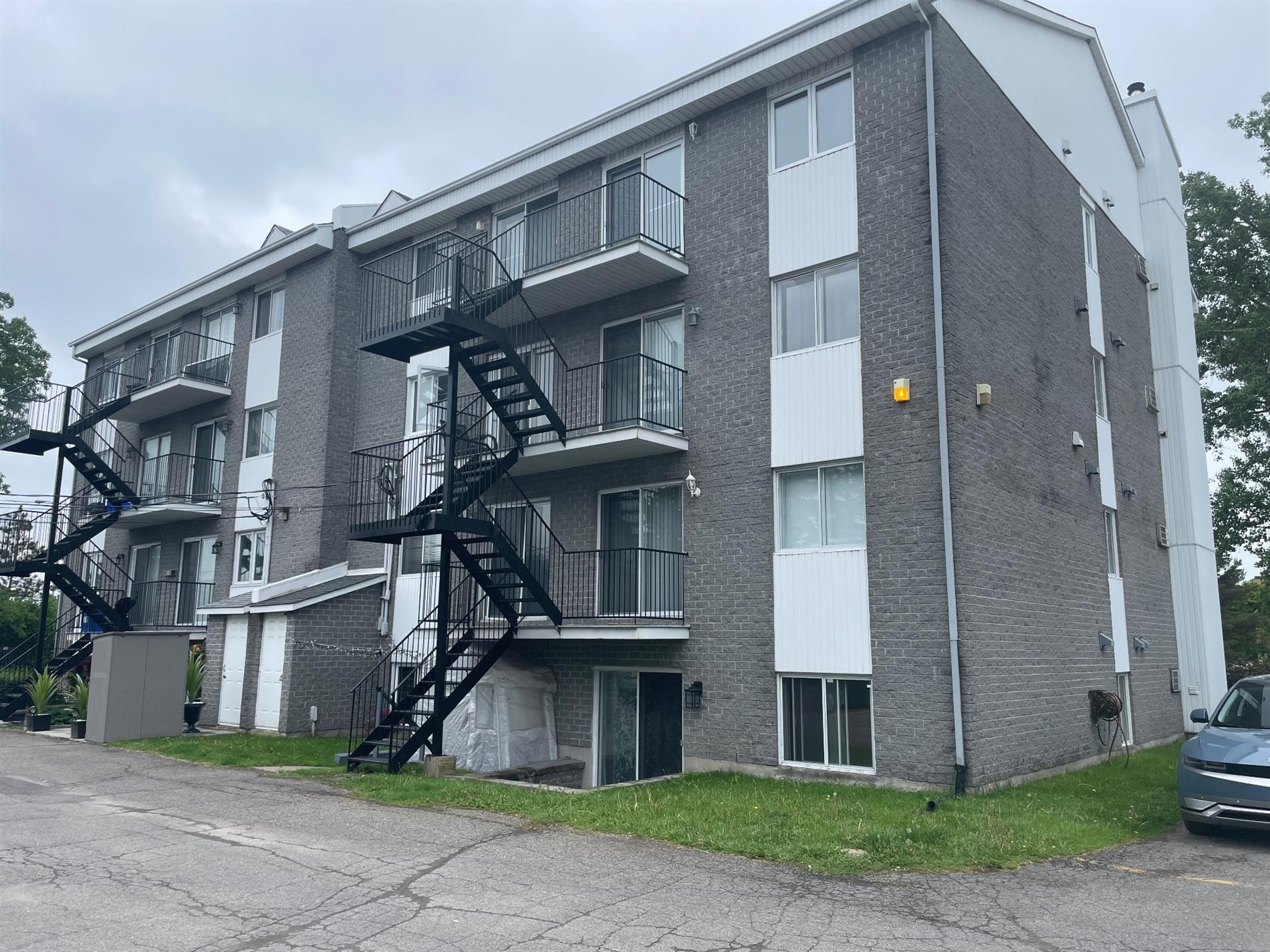 201-190 Place Brosseau — photo 3