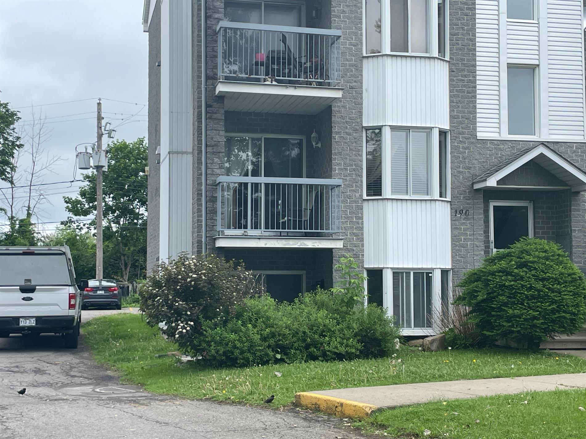 201-190 Place Brosseau — photo 2