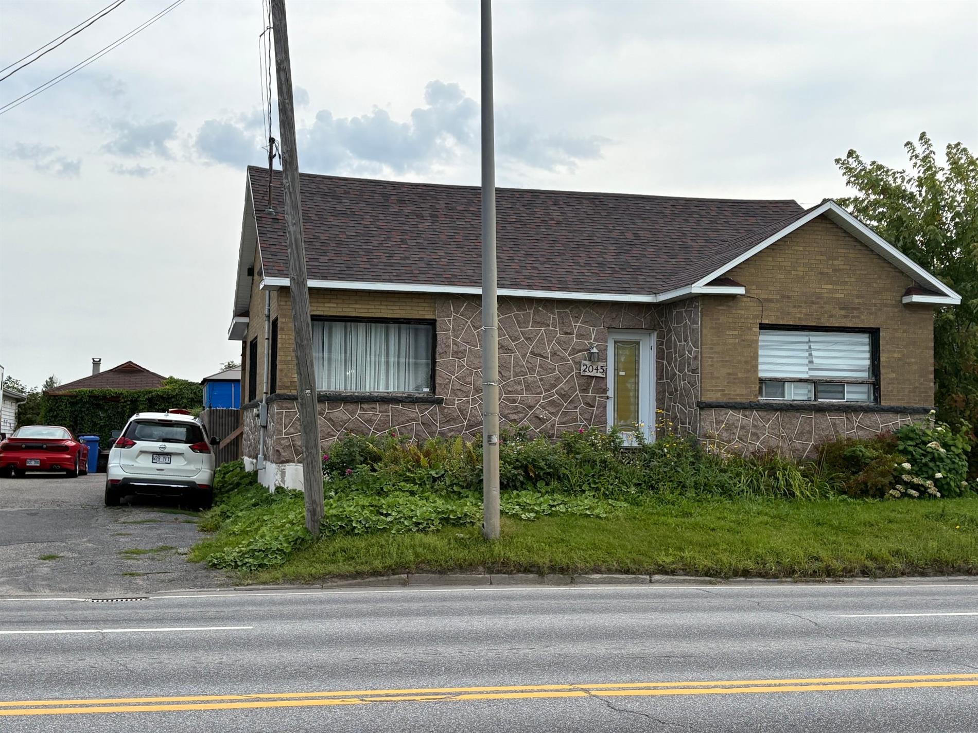 2045 Av. du Pont S. — photo 1
