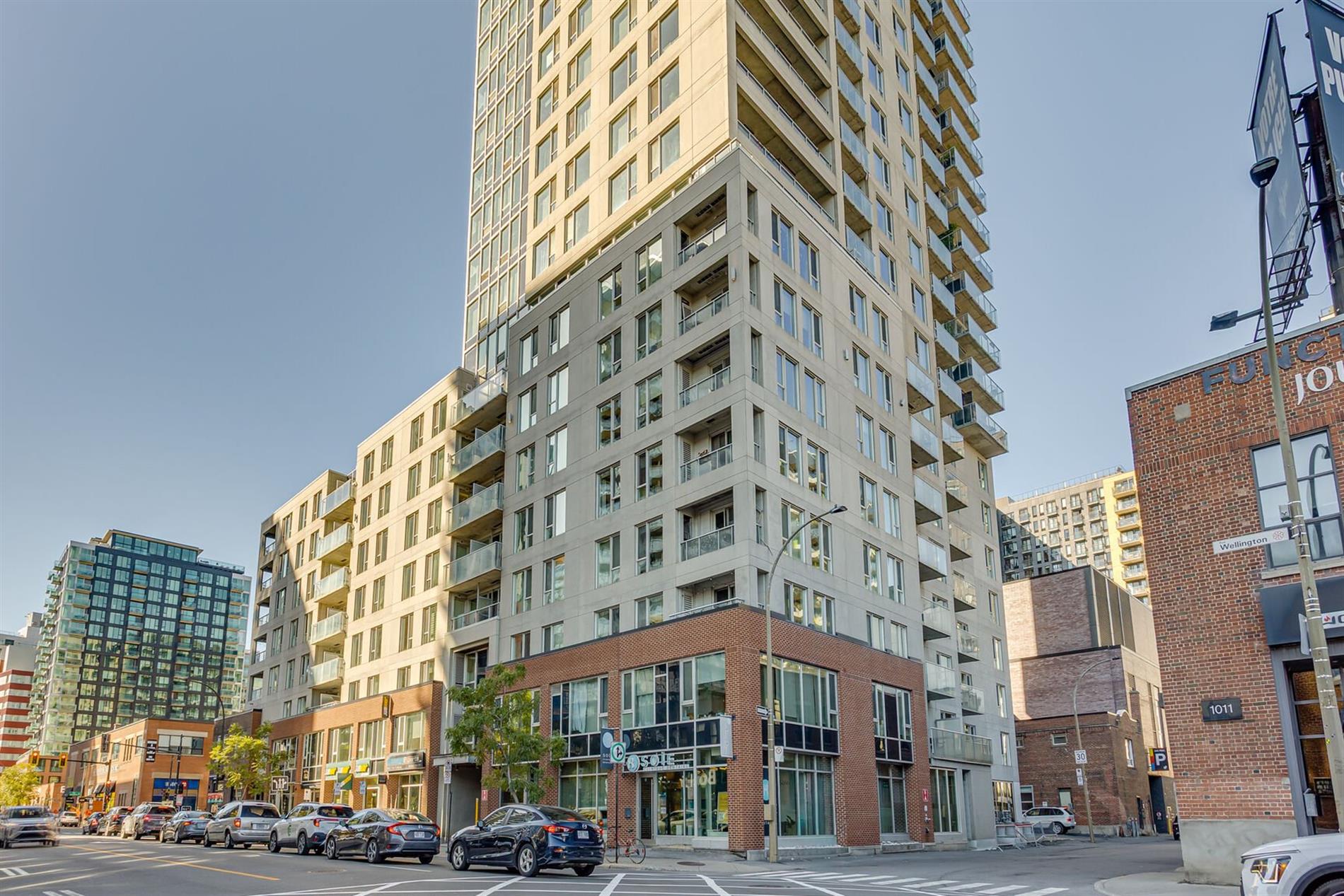 1045 Rue Wellington — photo 1