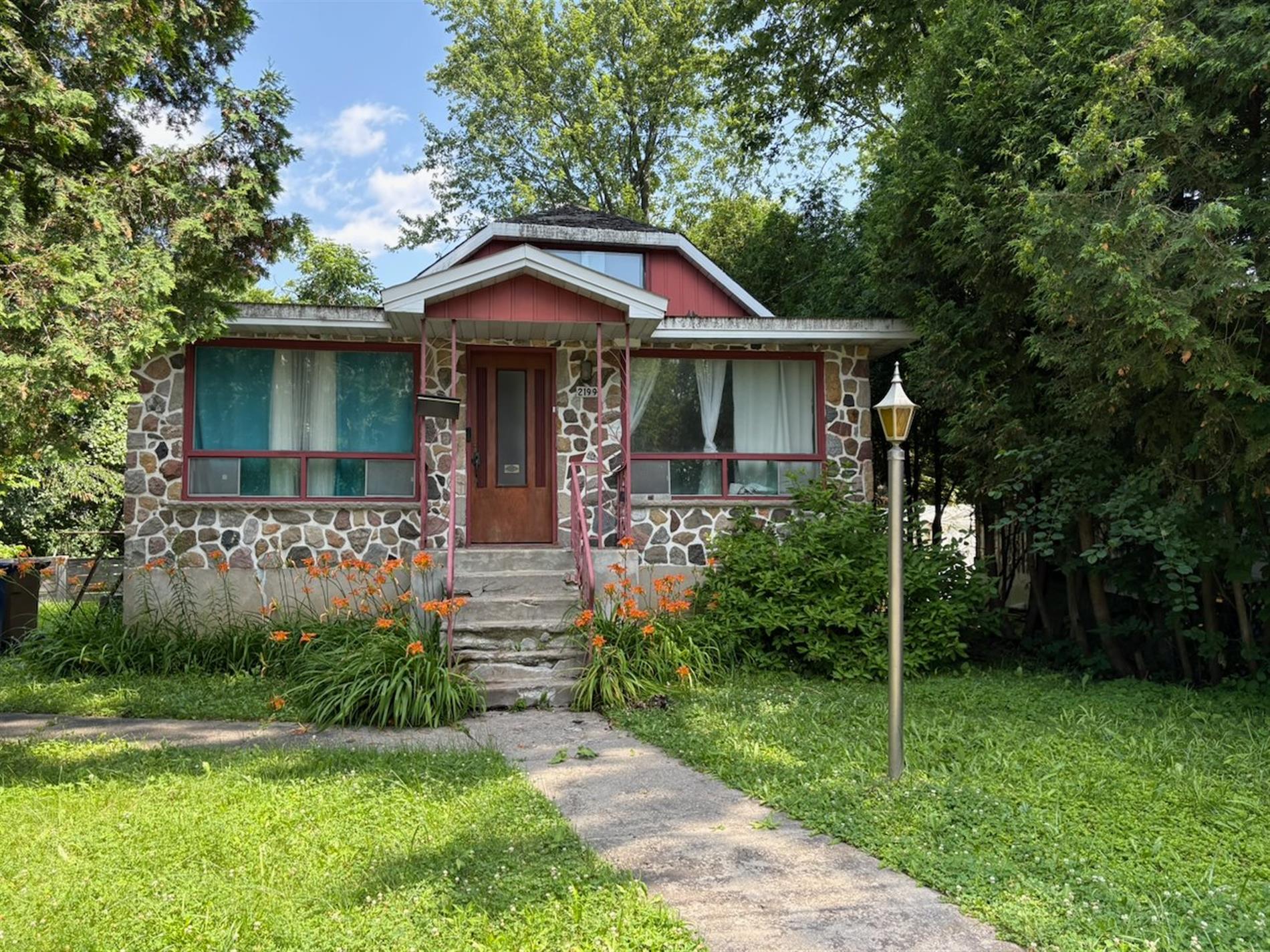 2199 21e Avenue — photo 1