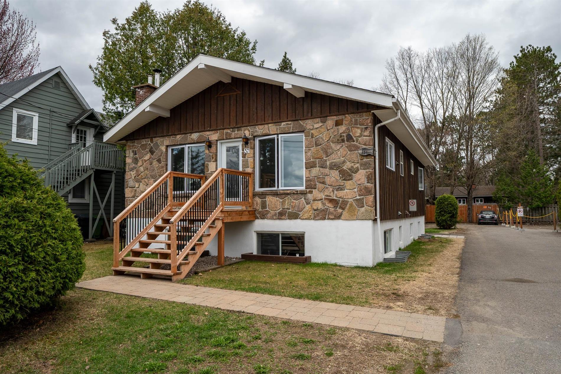 37-37B Av. St-Denis — photo 1