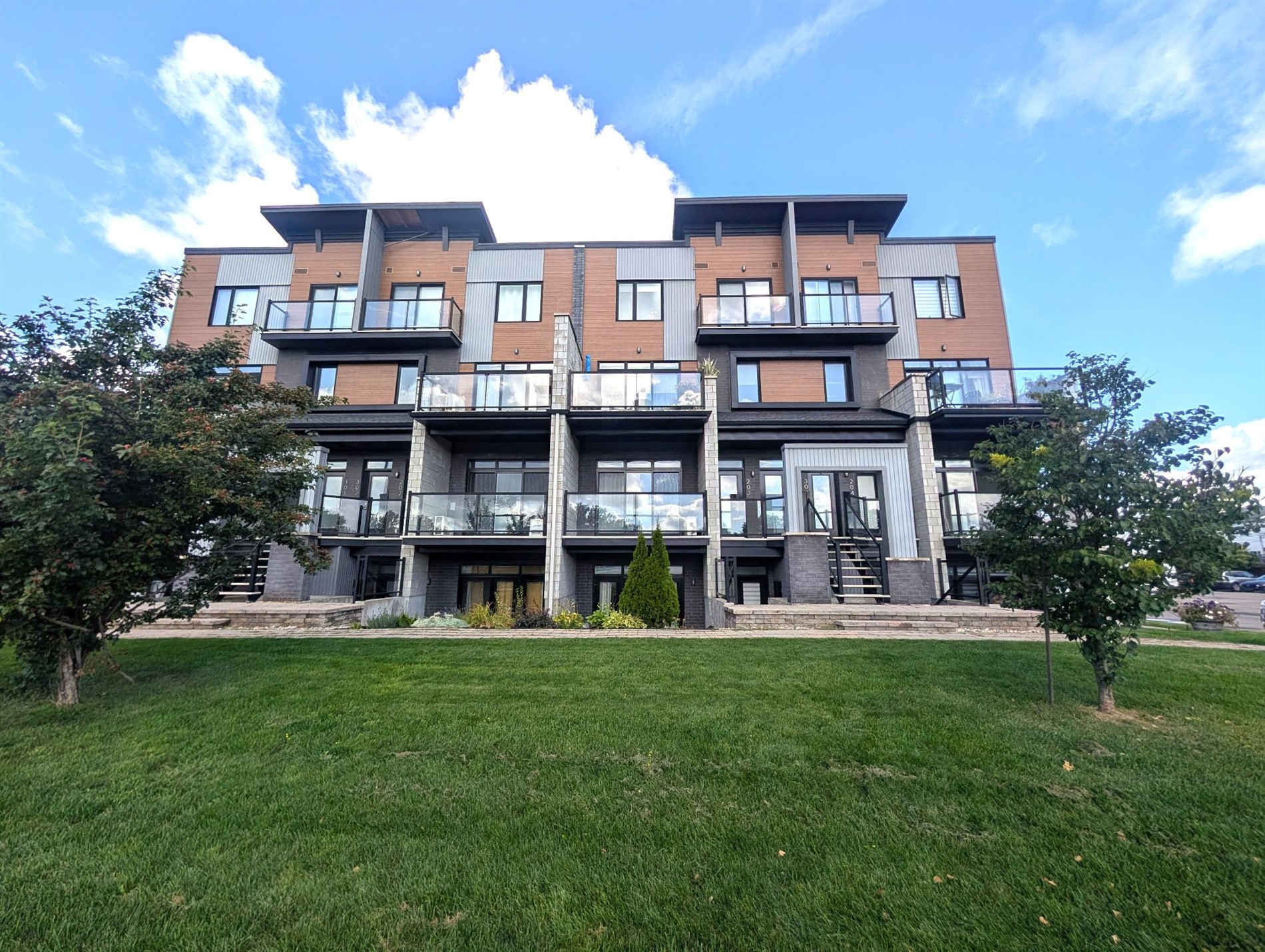 203-601 Rue Forbes — photo 1