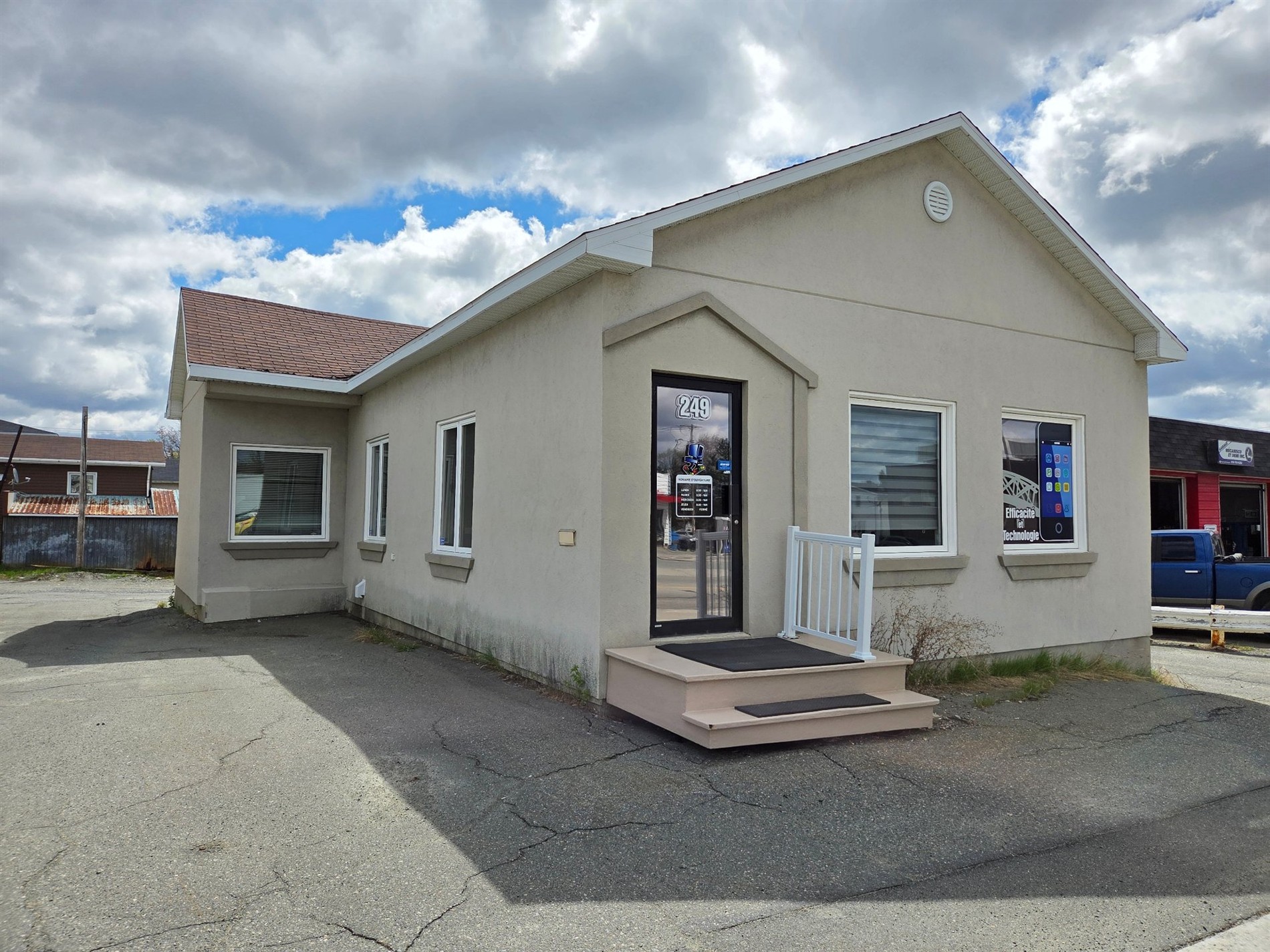 249 Av. Larivière — photo 1