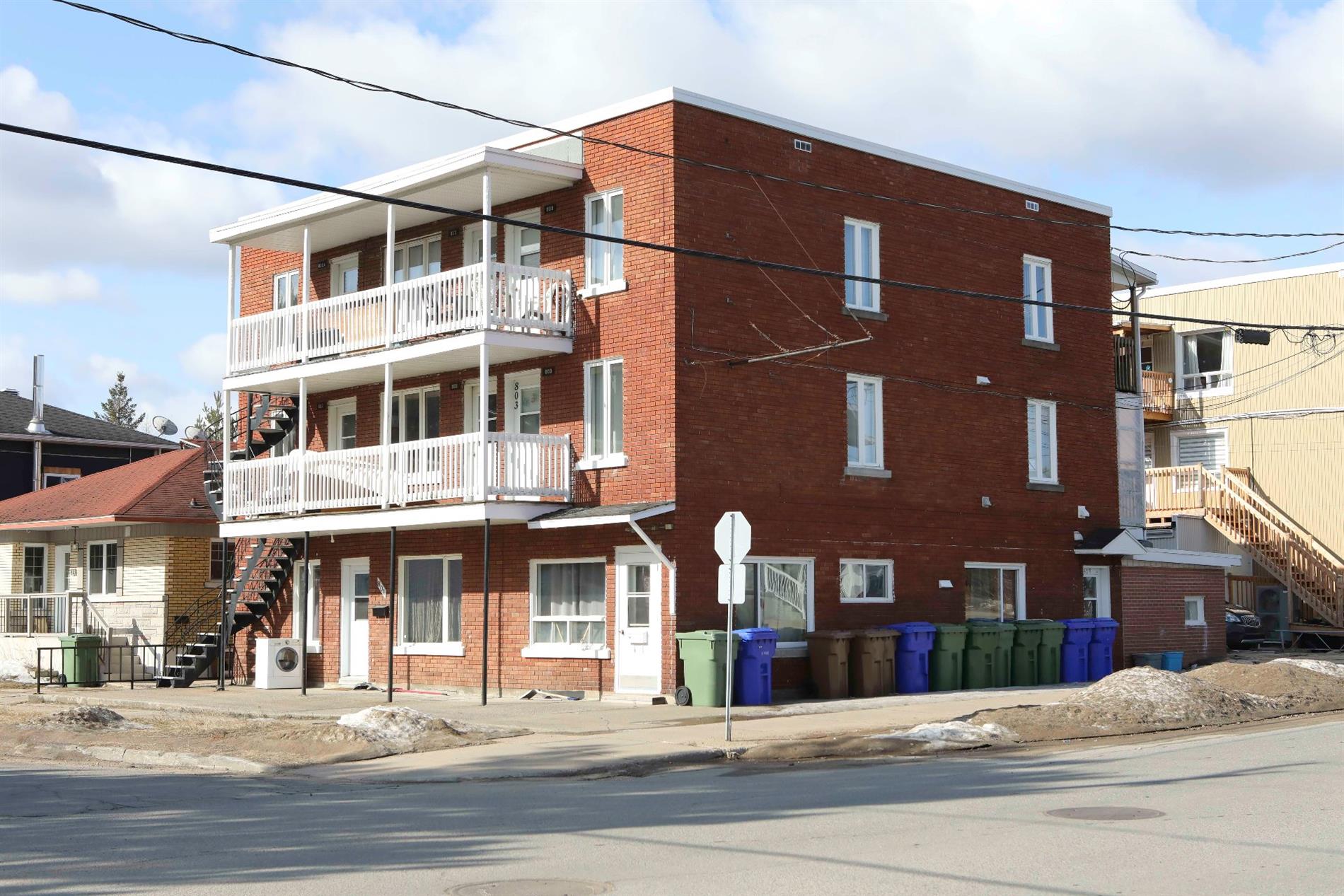 801-811 Rue Roy — photo 1
