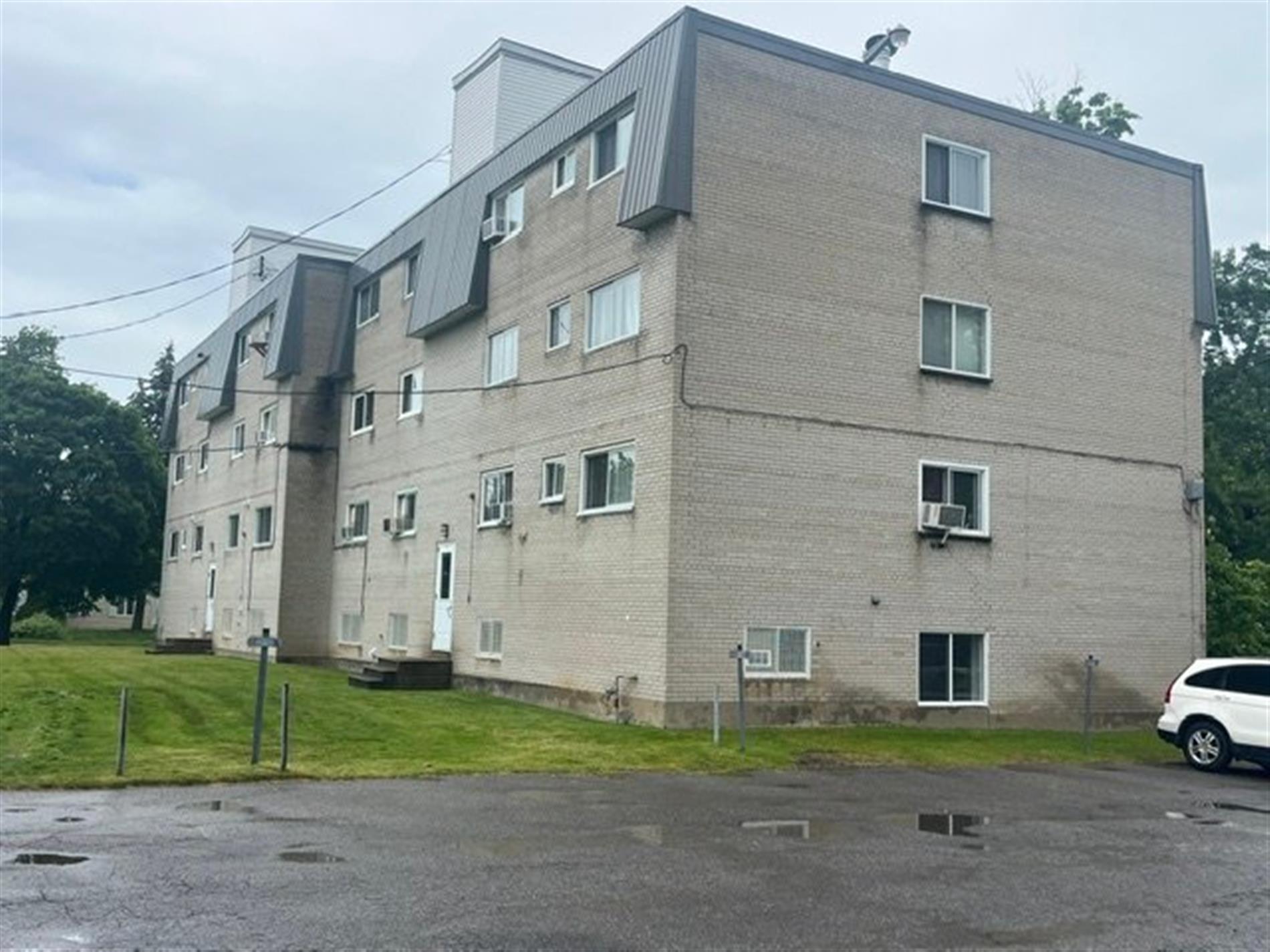 8935-8945 Av. Éric — photo 3