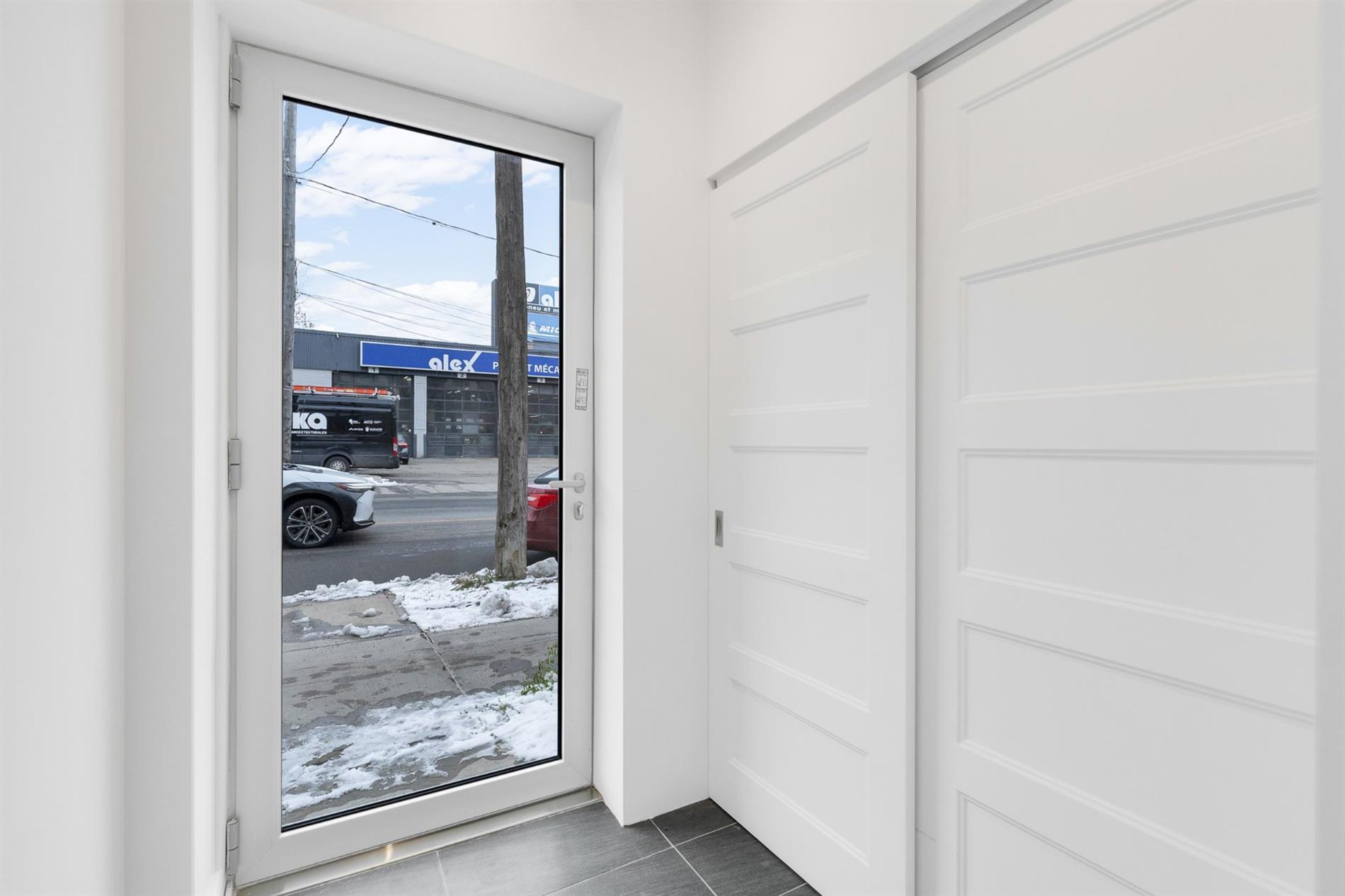 106-5410 Av. Papineau — photo 3