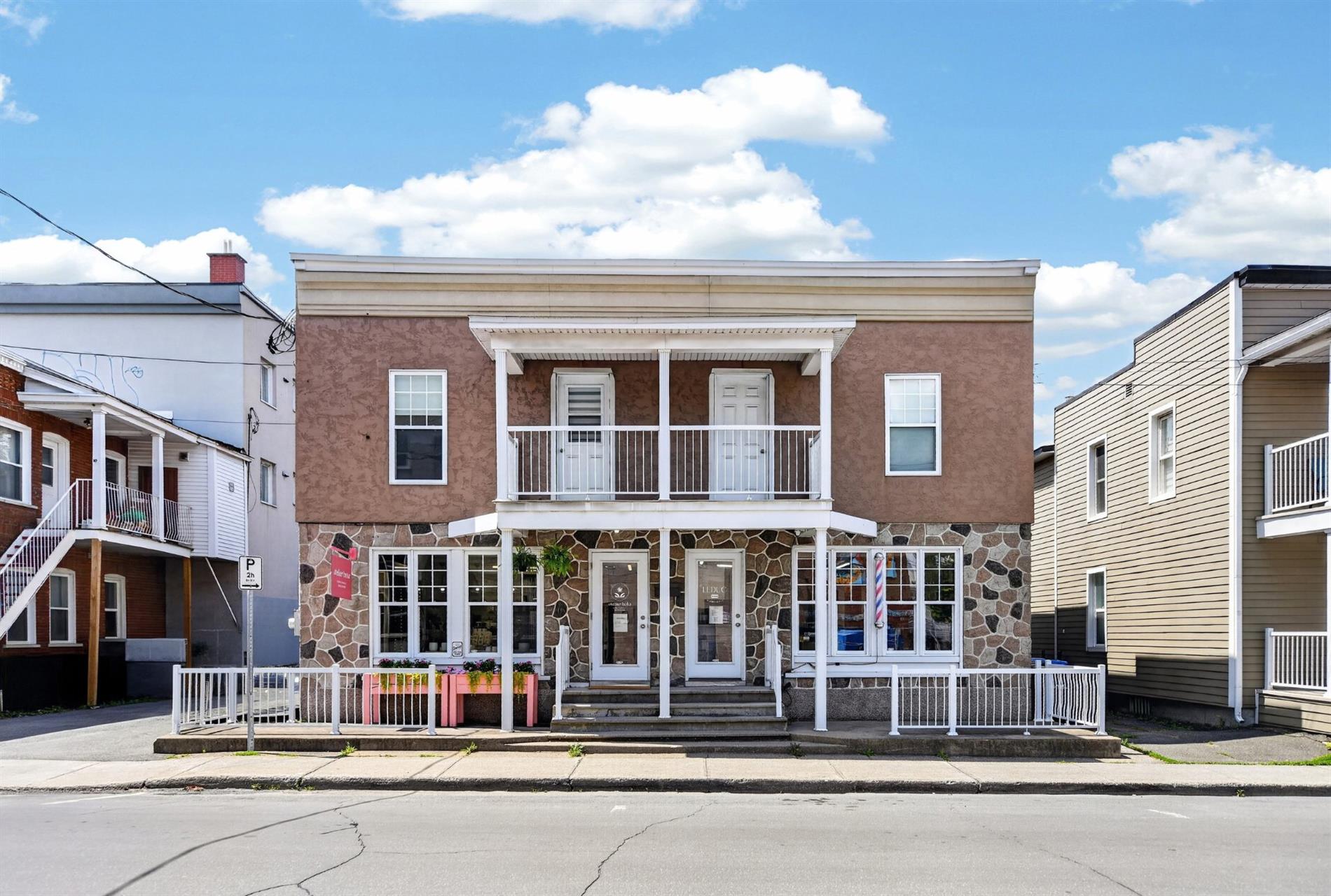 12-14 Rue St-Antoine N. — photo 1