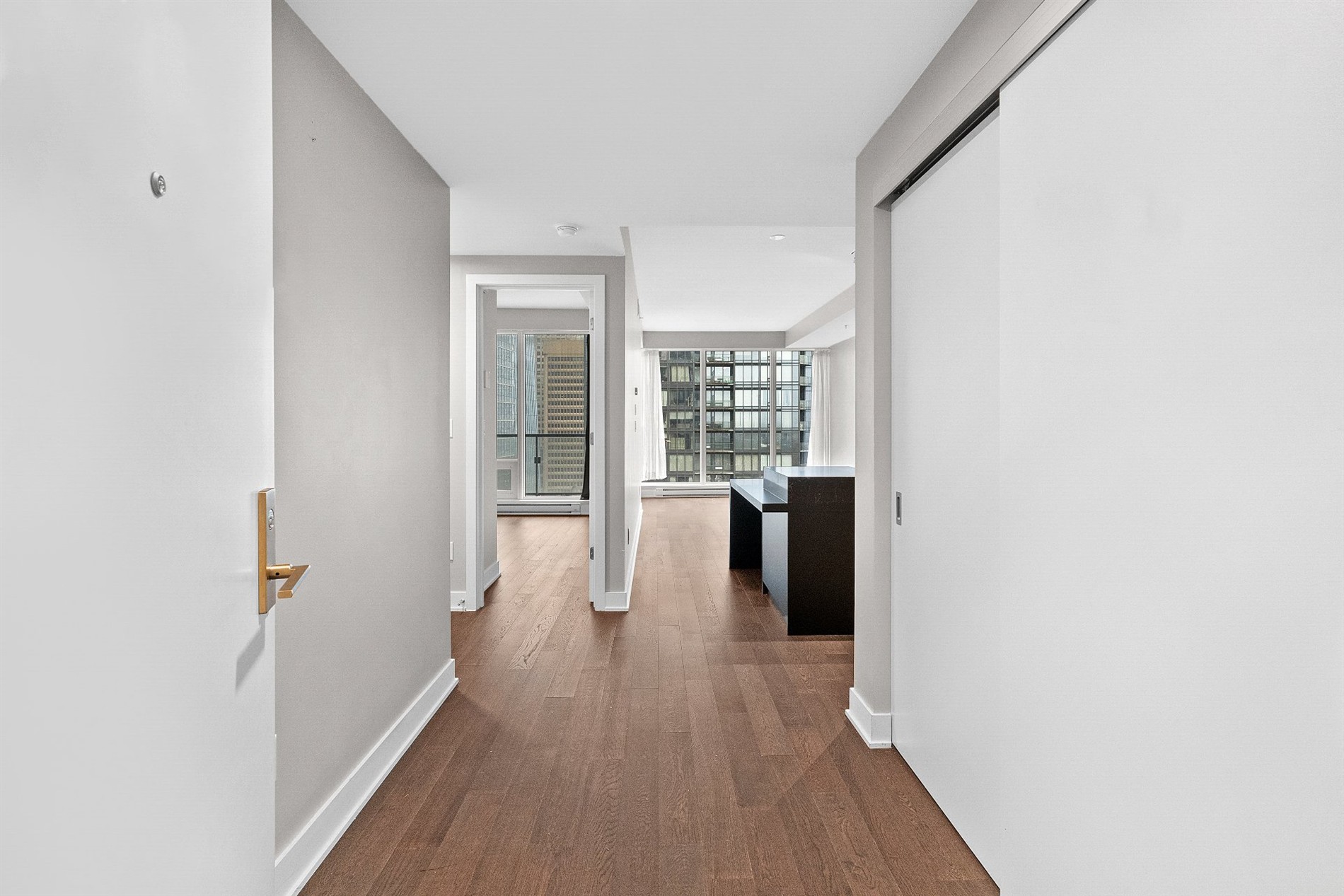 2405-1288 Rue St-Antoine O. — photo 3