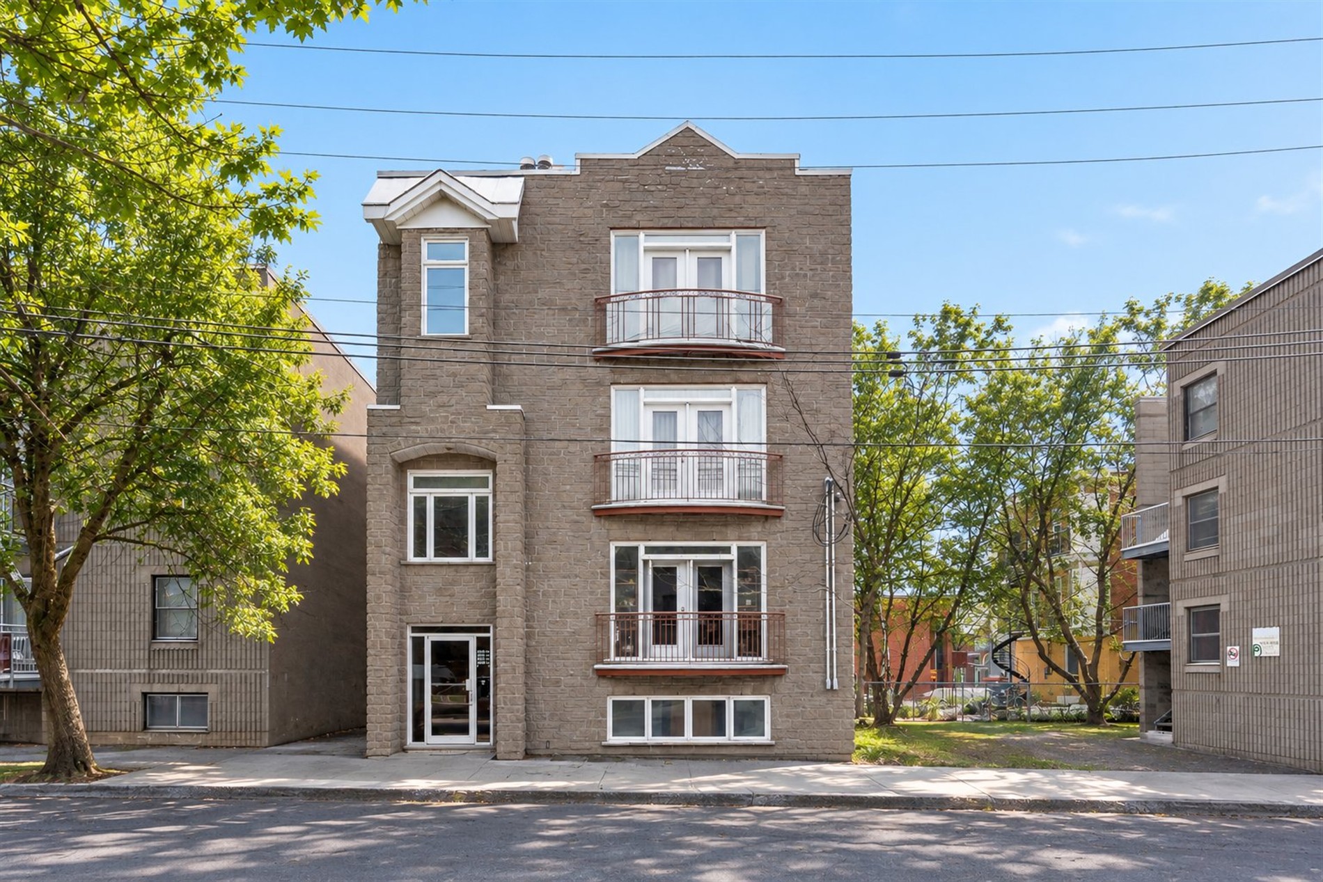 2470 Rue Logan — photo 1