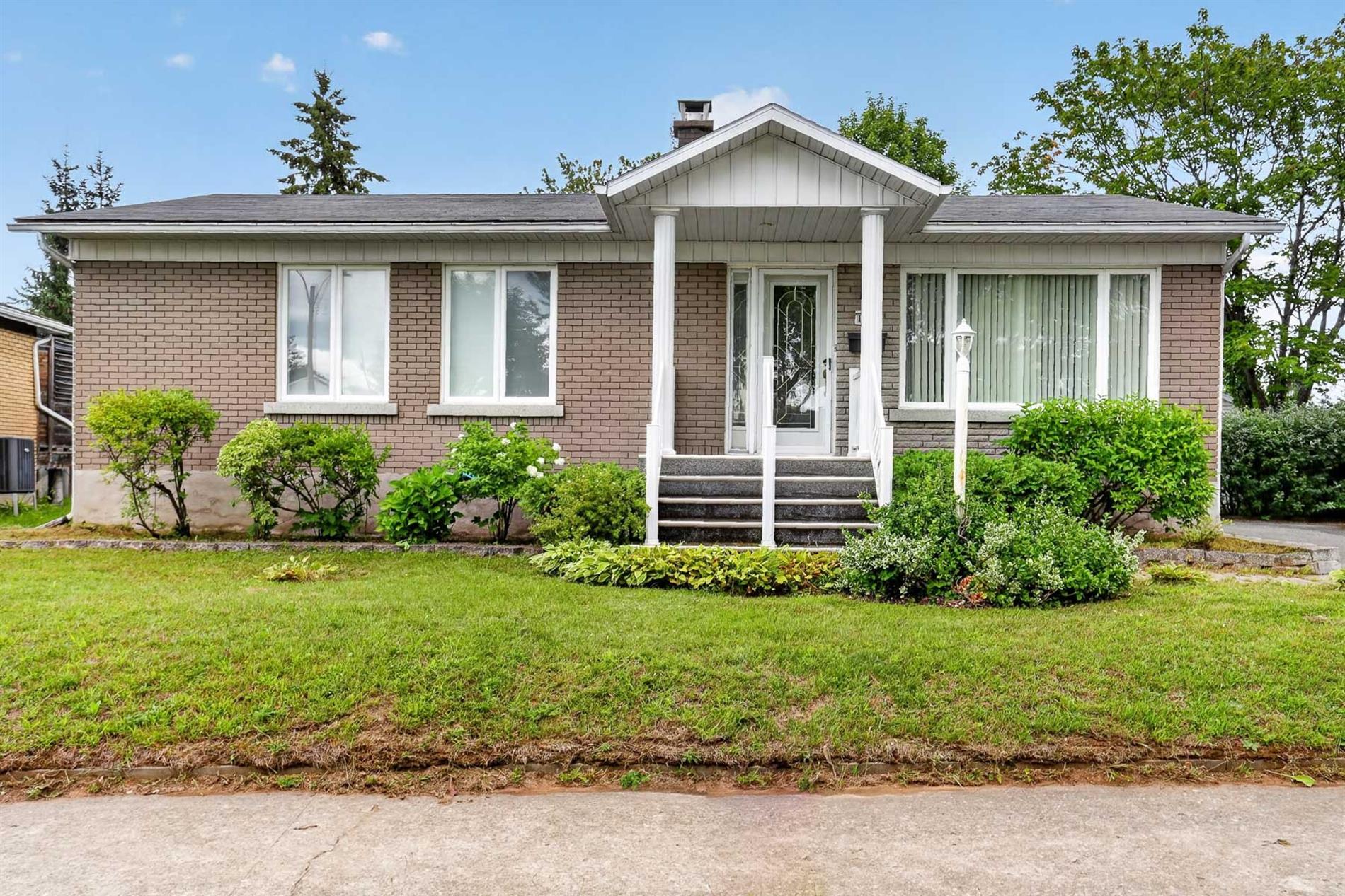 1370 Rue De La Bruère — photo 1