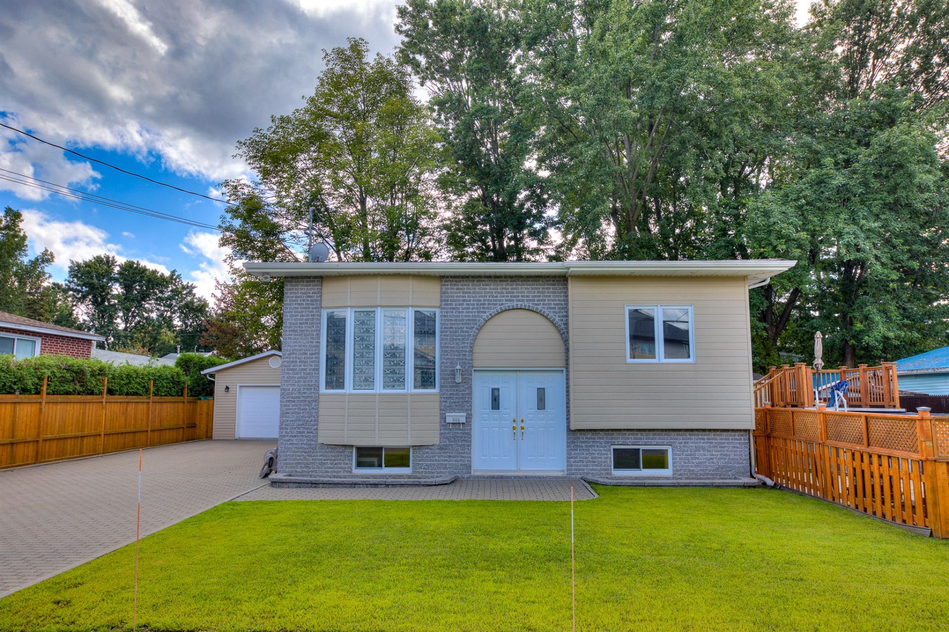 948 10e Avenue — photo 1