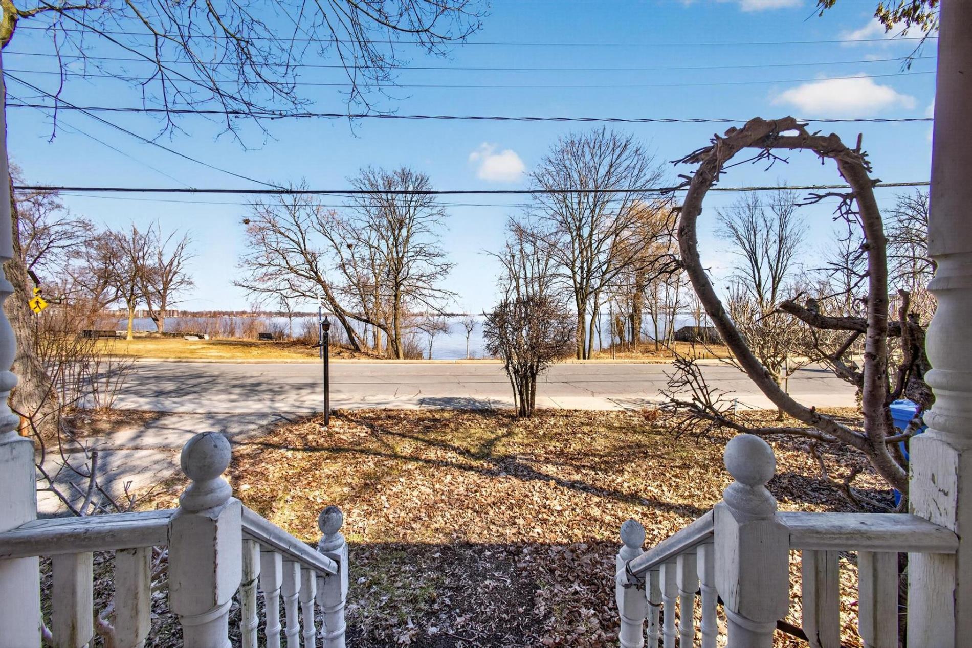 127 Ch. du Bord-du-Lac-Lakeshore — photo 2