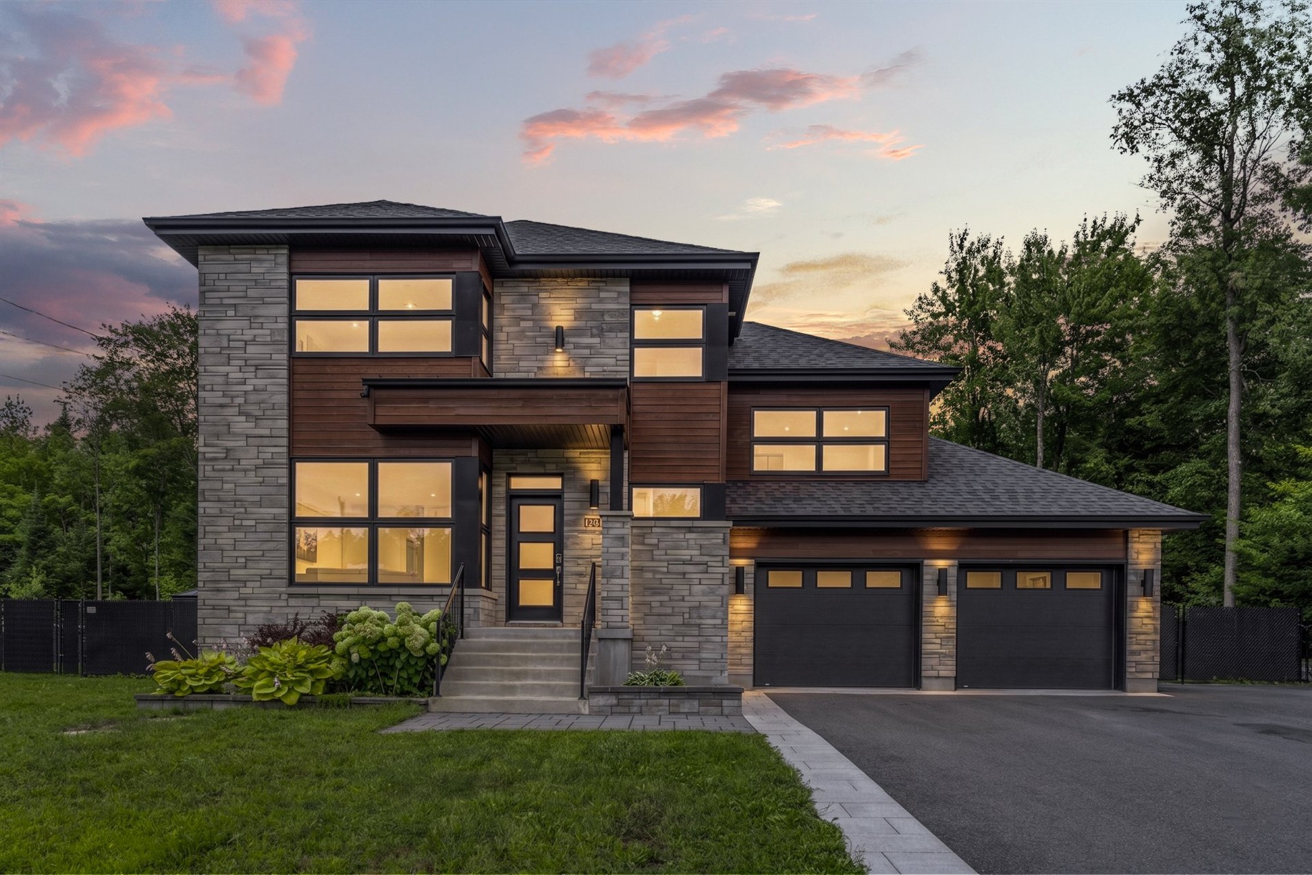 1040 Rue De Martigny O. — photo 1