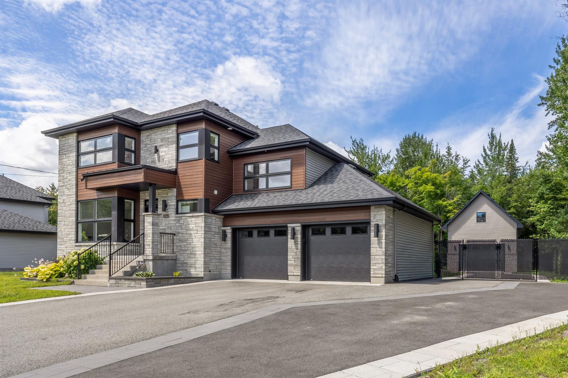 1040 Rue De Martigny O. — photo 1