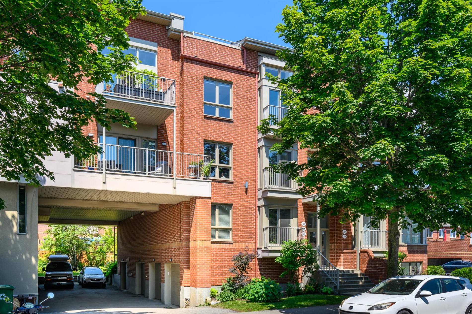 3235 Av. du Mont-Royal E. — photo 2