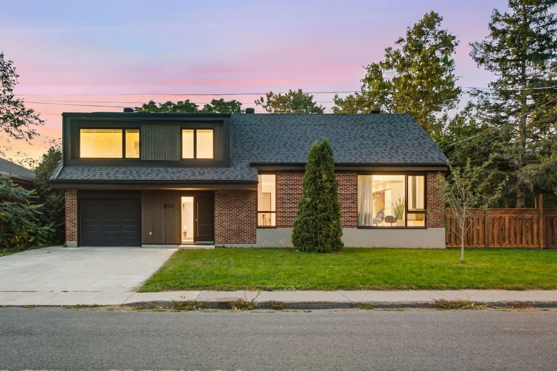 894 Av. Oak — photo 2
